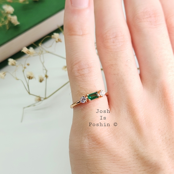 Three stone emerald ring in rose gold over sterling silver - Picture 5 of 11